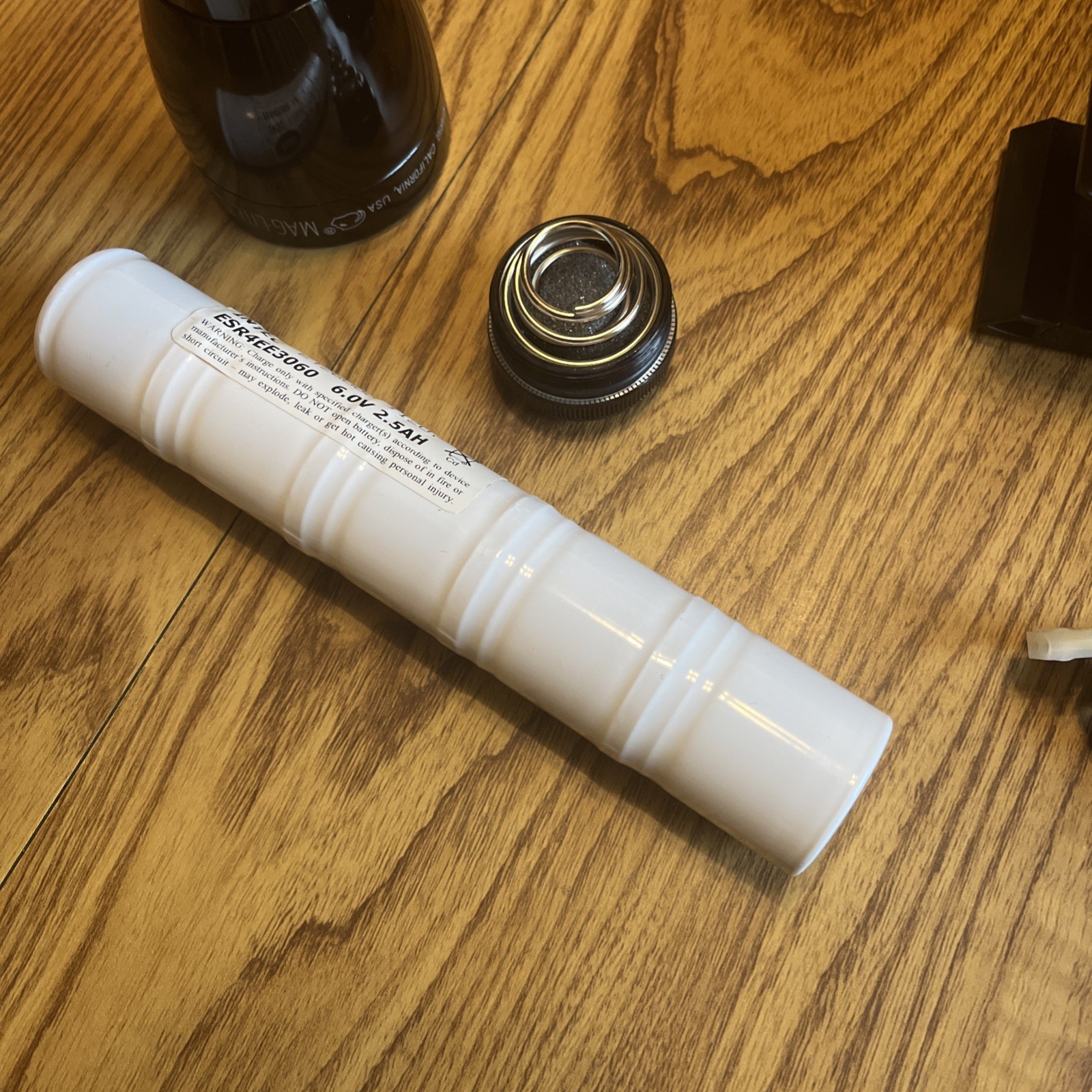MAGLITE RECHARGEABLE Flashlight MAG CHARGER Wall Mount Charger, BATTERY VGC 13″