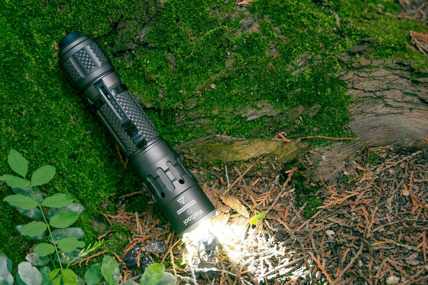 Weltool T2 1730 lumens 412 Meters Beam Distance Flashlight 18650 Battery