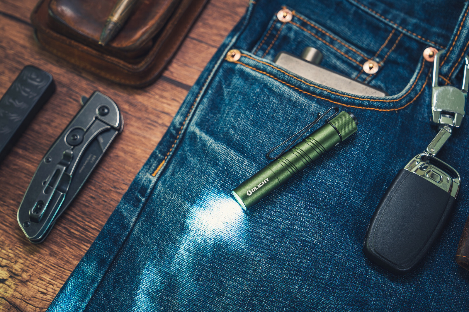 Olight I3T 2 EOS OD Green Dual-Output Tail Switch EDC Flashlight, 200/300 Lumens