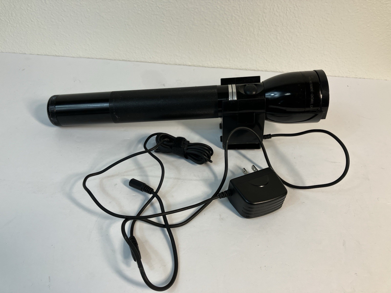 MAGLITE RECHARGEABLE Flashlight MAG Wall Mount Charger ARXX025 – Weak Battery