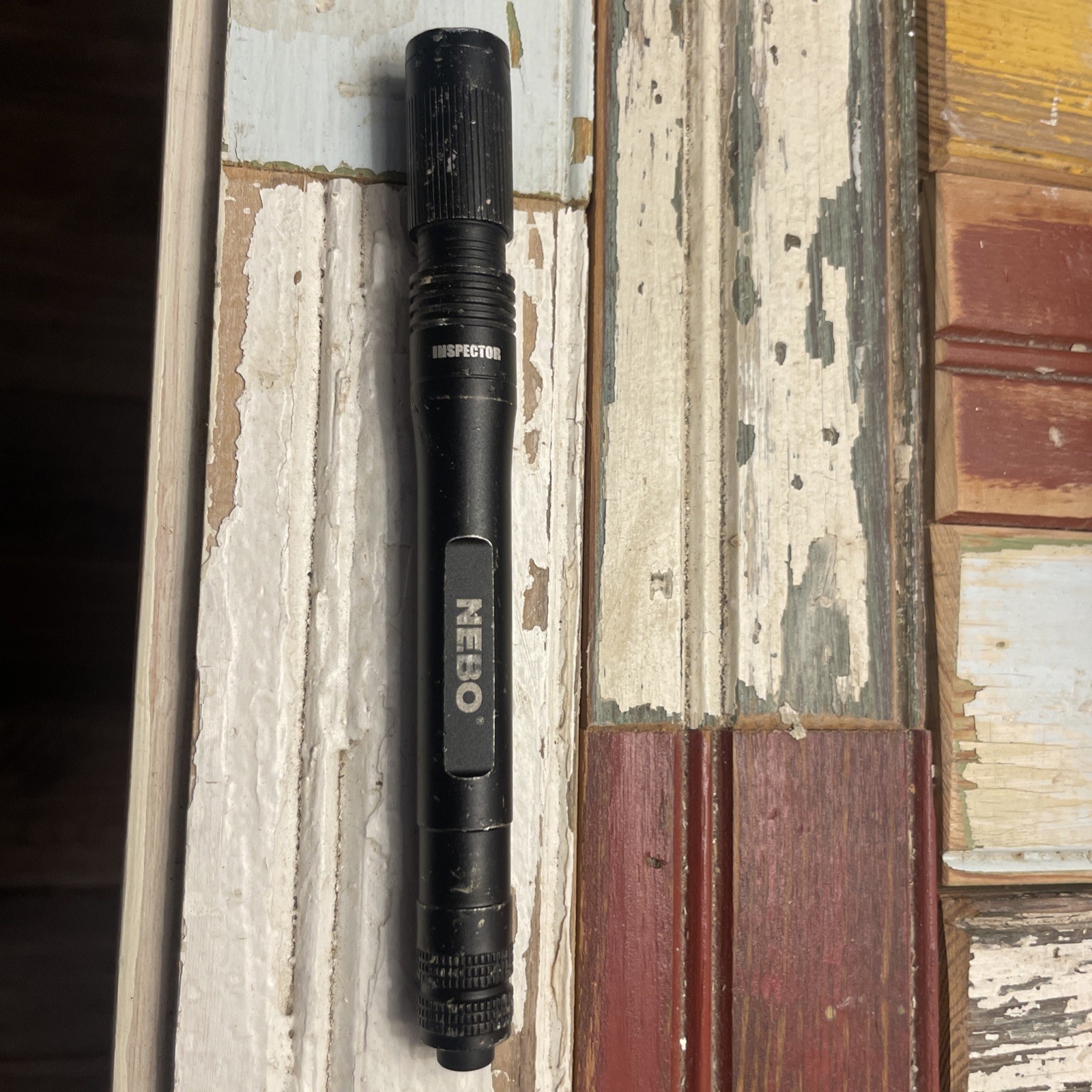 NEBO INSPECTOR IP67 uses AAA batteries.