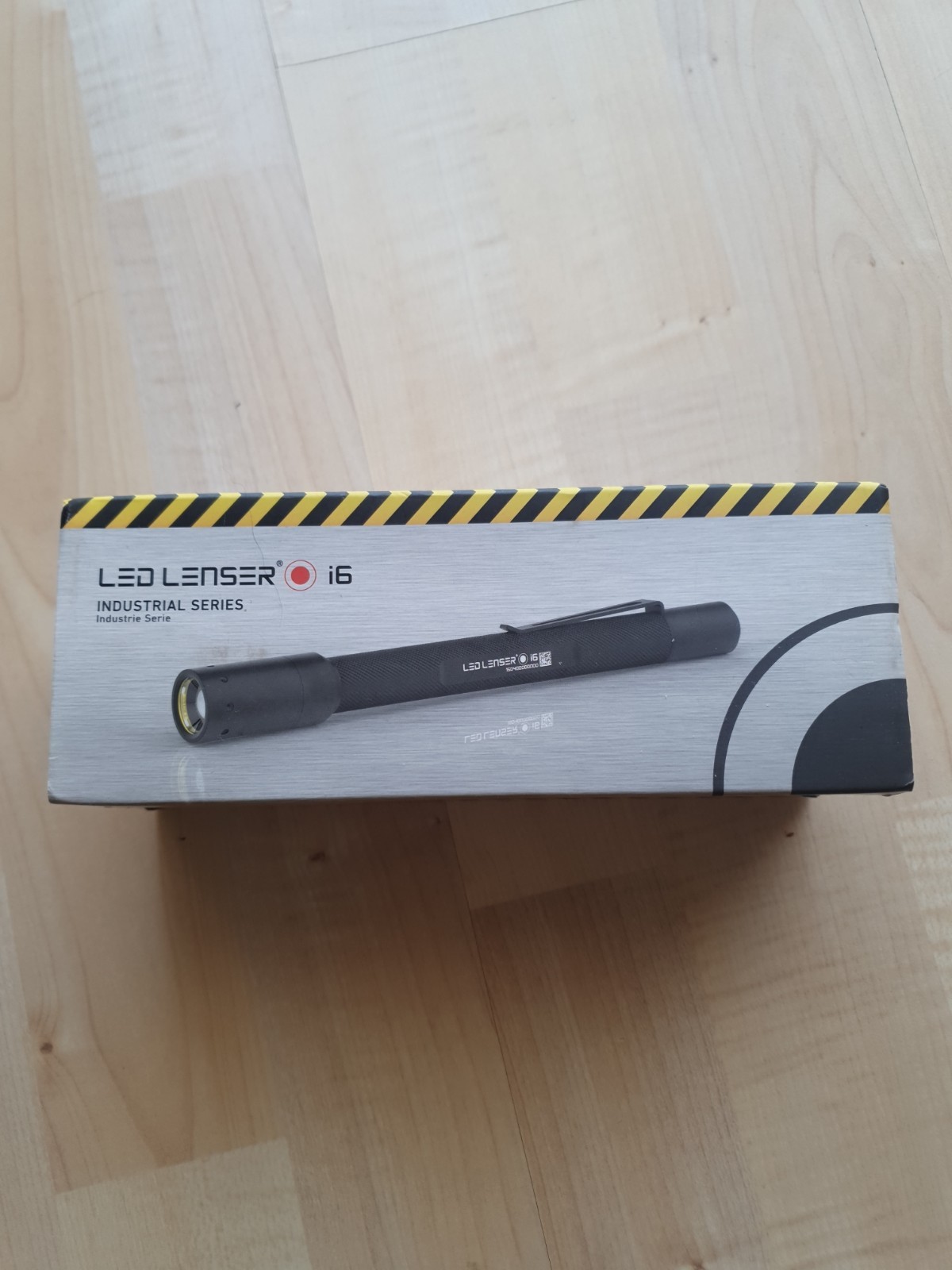 LED Lenser i6 Flashlight