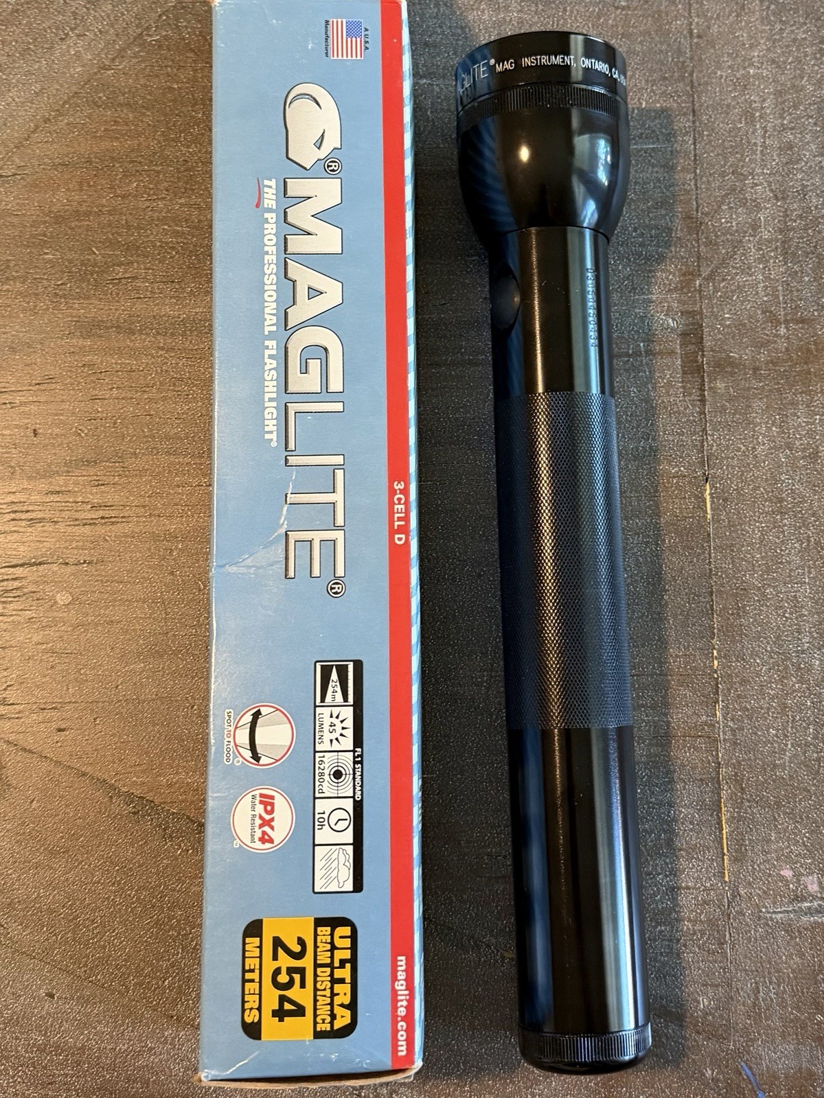 MagLite Professional Flashlight LR20. 254 Meters Beam Distance. Black.