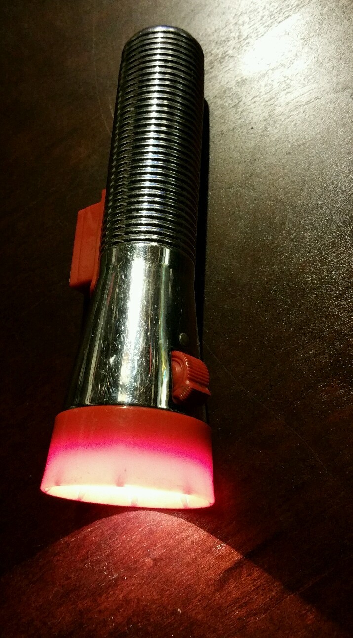 Vintage Rayovac Magnet Light Flashlight – Rare Flip Switch – Glass Lens – 2 C