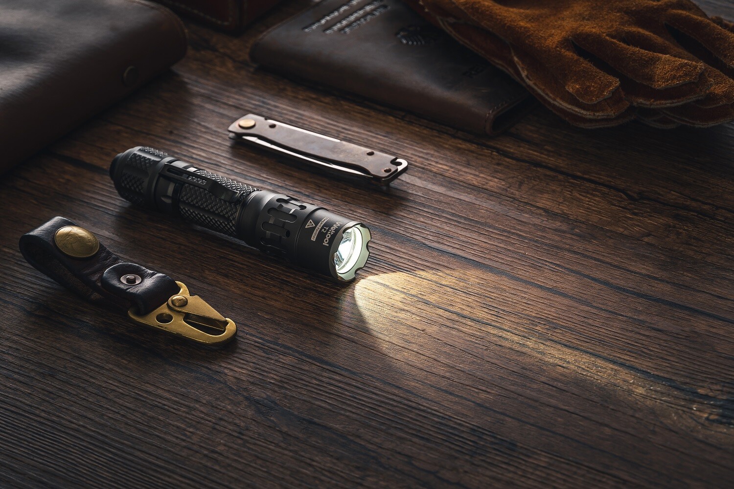 Weltool T2 1730 lumens 412 Meters Beam Distance Flashlight 18650 Battery