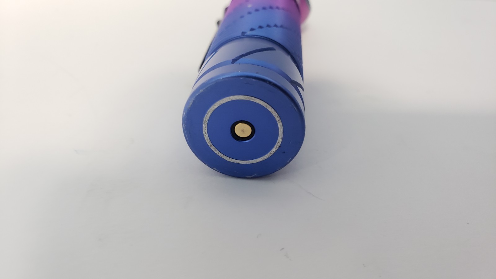 OlightPerun2 (Limited Edt. Purple)Flashlight and charge cable only.good cond.