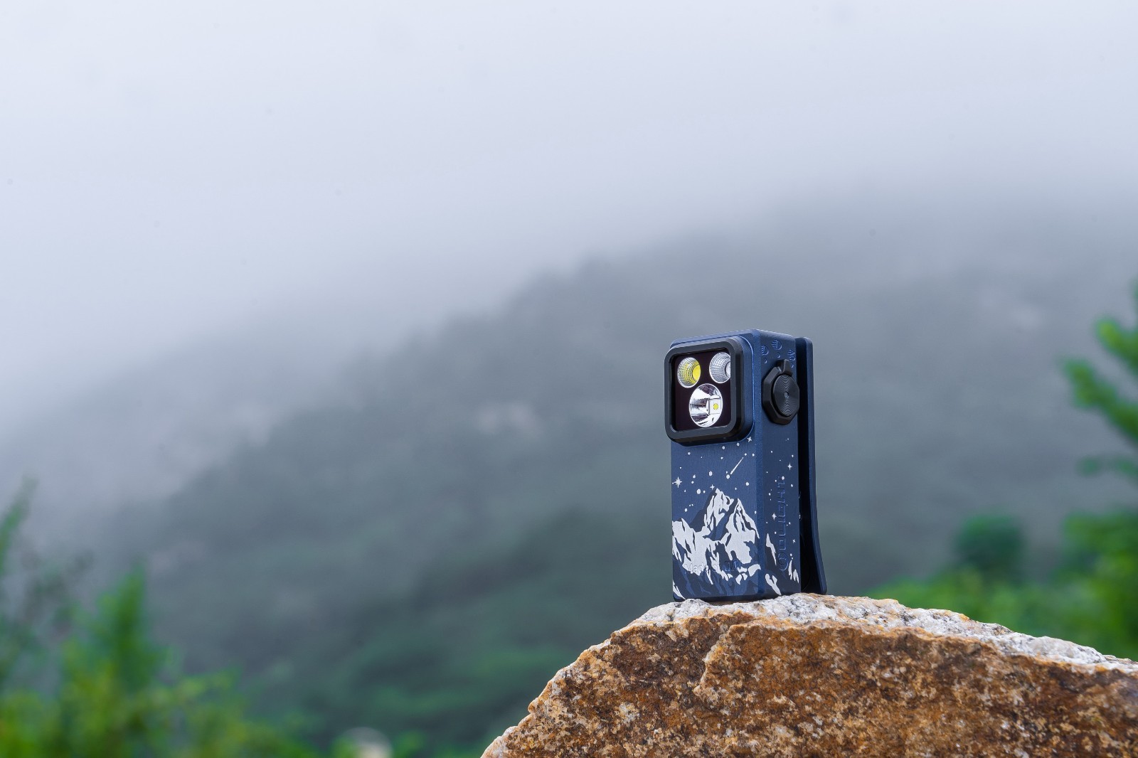 Olight Oclip Ultra Snowy Summit Clip-On Light & U1 Pro Multitool Carbon Fiber