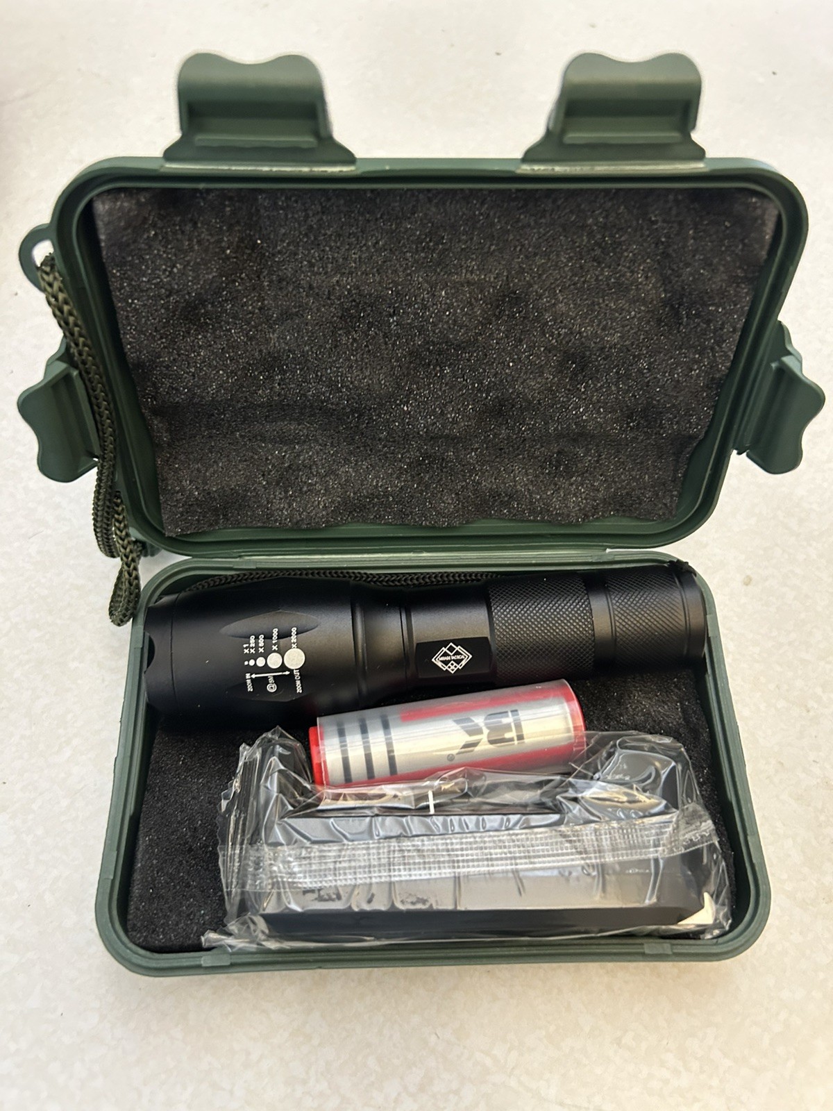 CREE XML-T6 LED Flashlight Zoomable Tactical Torch w/ Carry Case