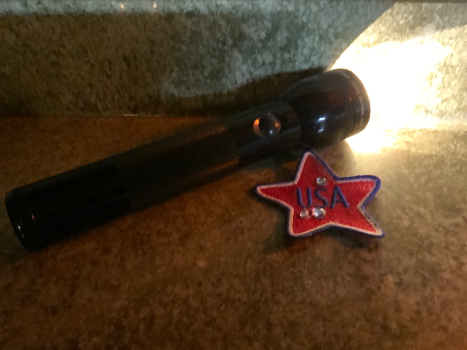 Vintage MAG-LITE MAGLITE FLASH LIGHT 10 1/2” INCH 2D Batteries Inclued