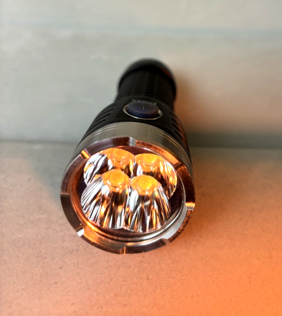 FANTASTIC ASTROLUX EA01S FLASHLIGHT RECHARGEABLE 11,000 LM COMPACT + BATTERY
