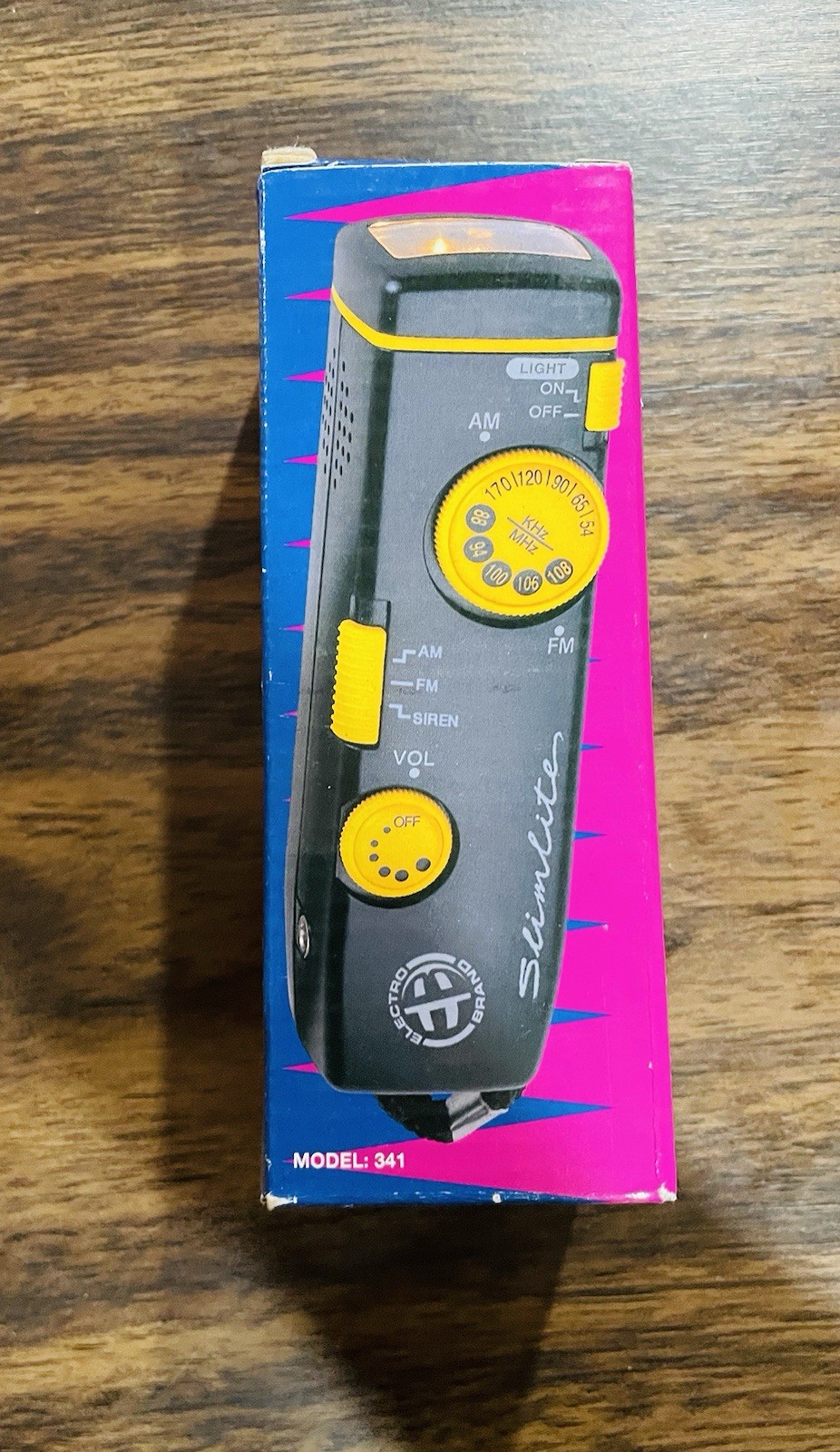 7-1/2″ 3 LED 4-IN-1 Dynamo Flashight & Emergency Radio w/ Cell Phone Charger