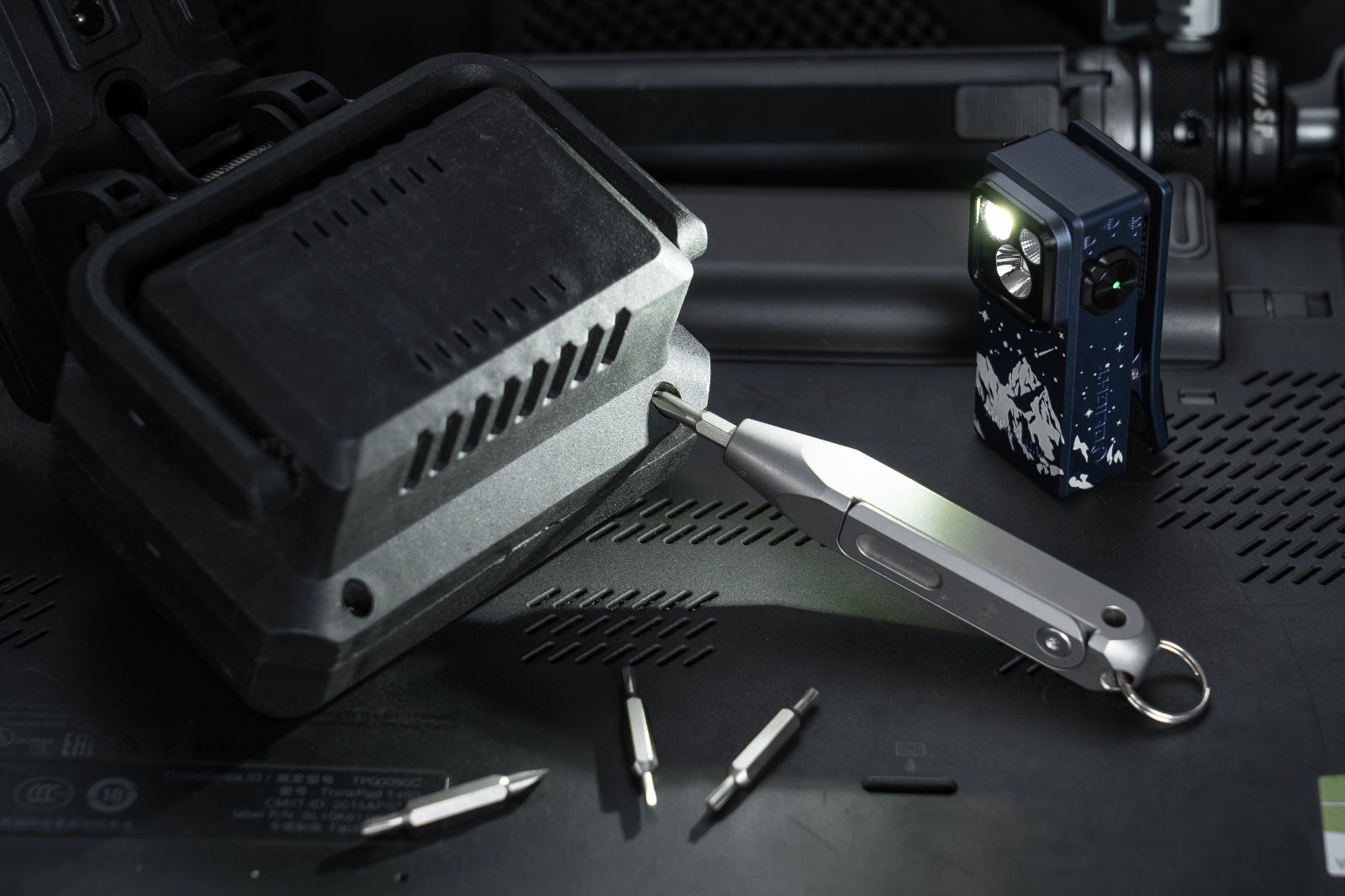 Olight Oclip Ultra Snowy Summit Clip-On Light & U1 Pro Multitool Carbon Fiber