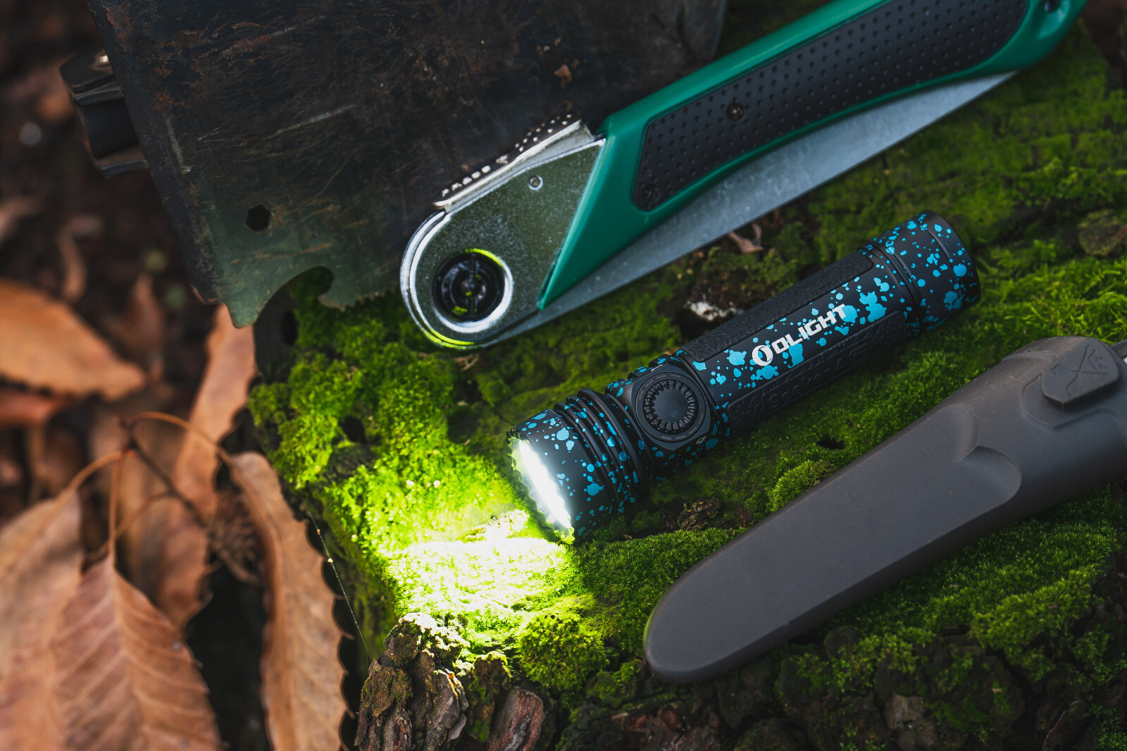 Olight Seeker 4 Pro Deep Ocean Flashlight, Versatile Holster, 4600 Lumens, CW