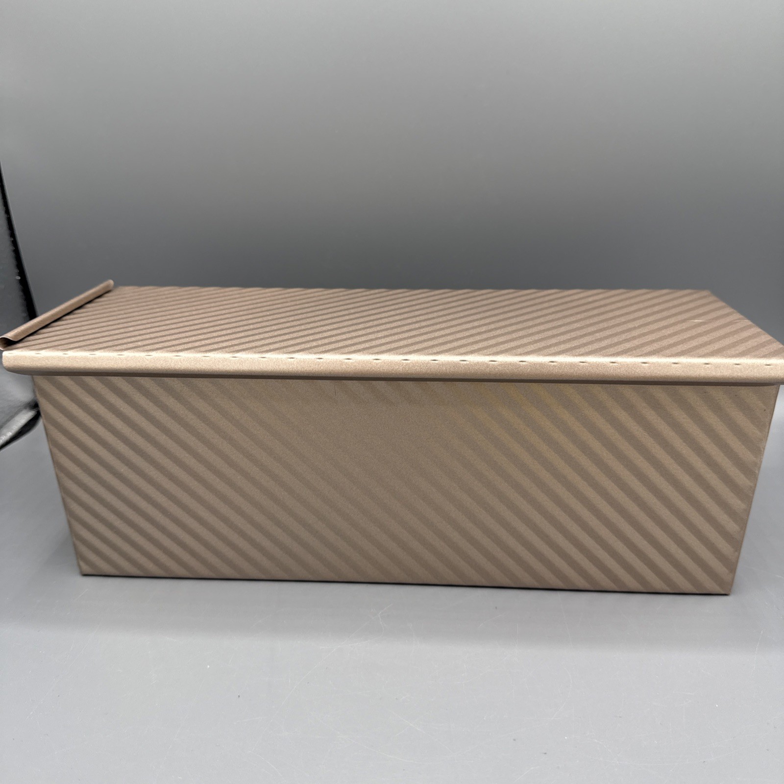 Pullman Loaf Pan with Lid, 1Lb Dough Capacity Gold Non stick carbon steel