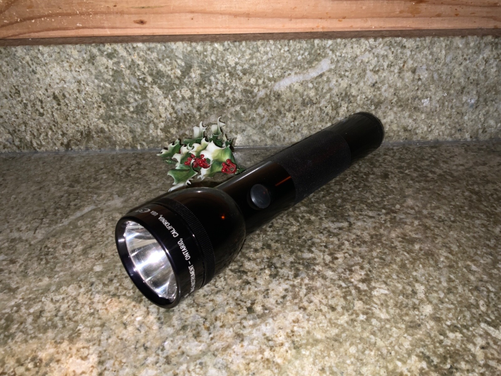Vintage MAG-LITE MAGLITE FLASH LIGHT 10 1/2” INCH 2D Batteries Inclued