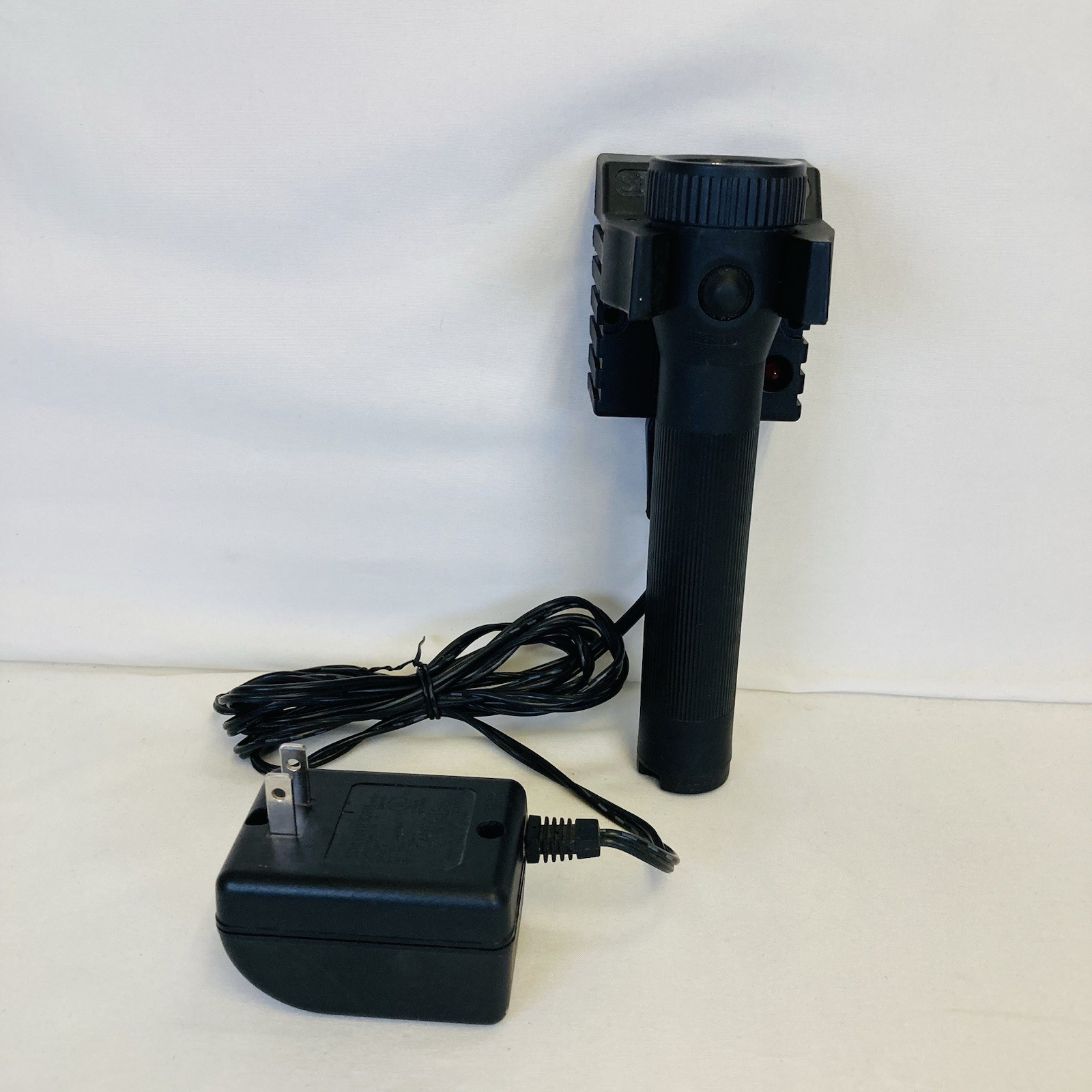 STREAMLIGHT Stinger Flashlight and 75100Charger/Wall Bracket – Tested and Works
