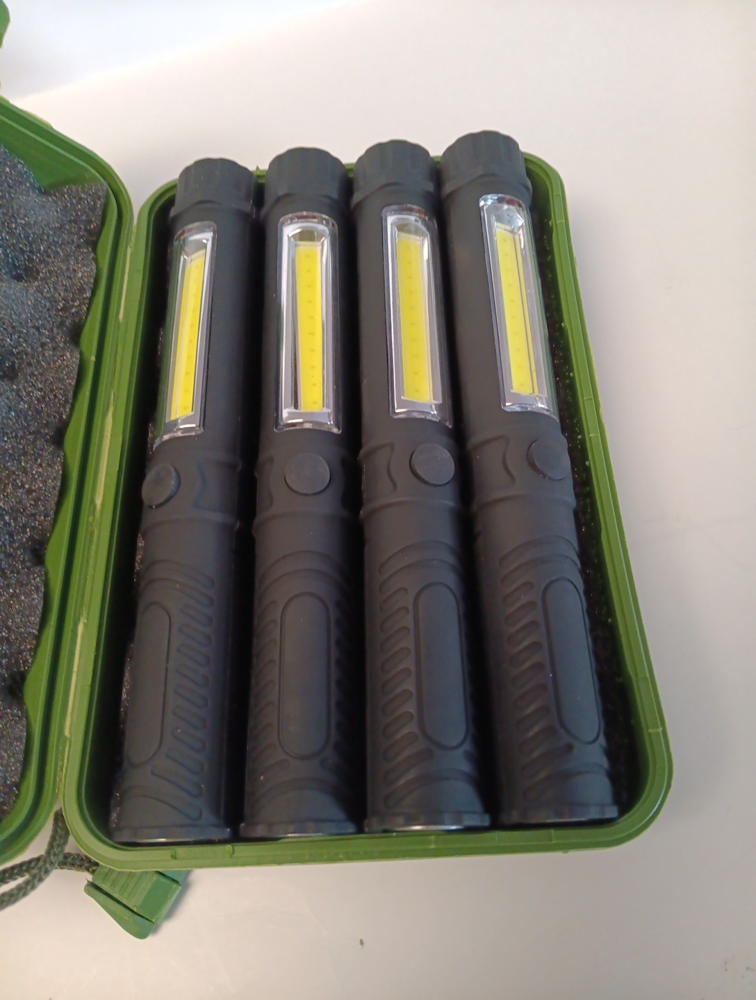 Brillante Torcia LED Flashlight With Case Sporting Goods Lights Hiking Camping