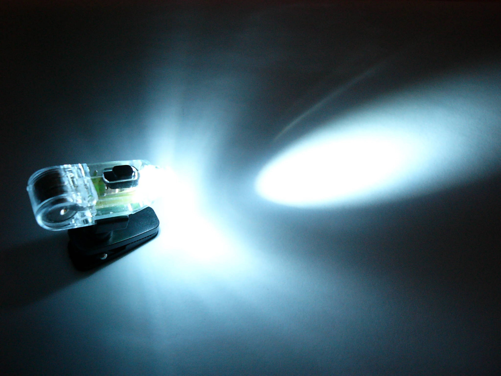 Clip On White LED Light with Swivel – Batteries AG10 Included – SE FL3404B