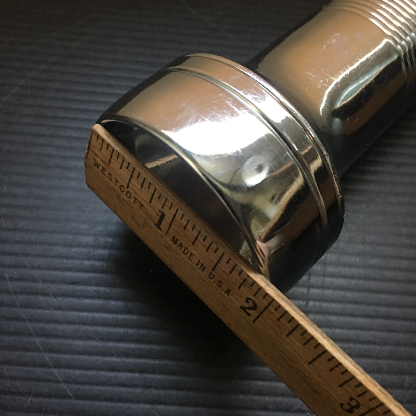 Vintage LEO Classic Chrome-Plated Metal Flashlight with Knurled Grip 7.25″L