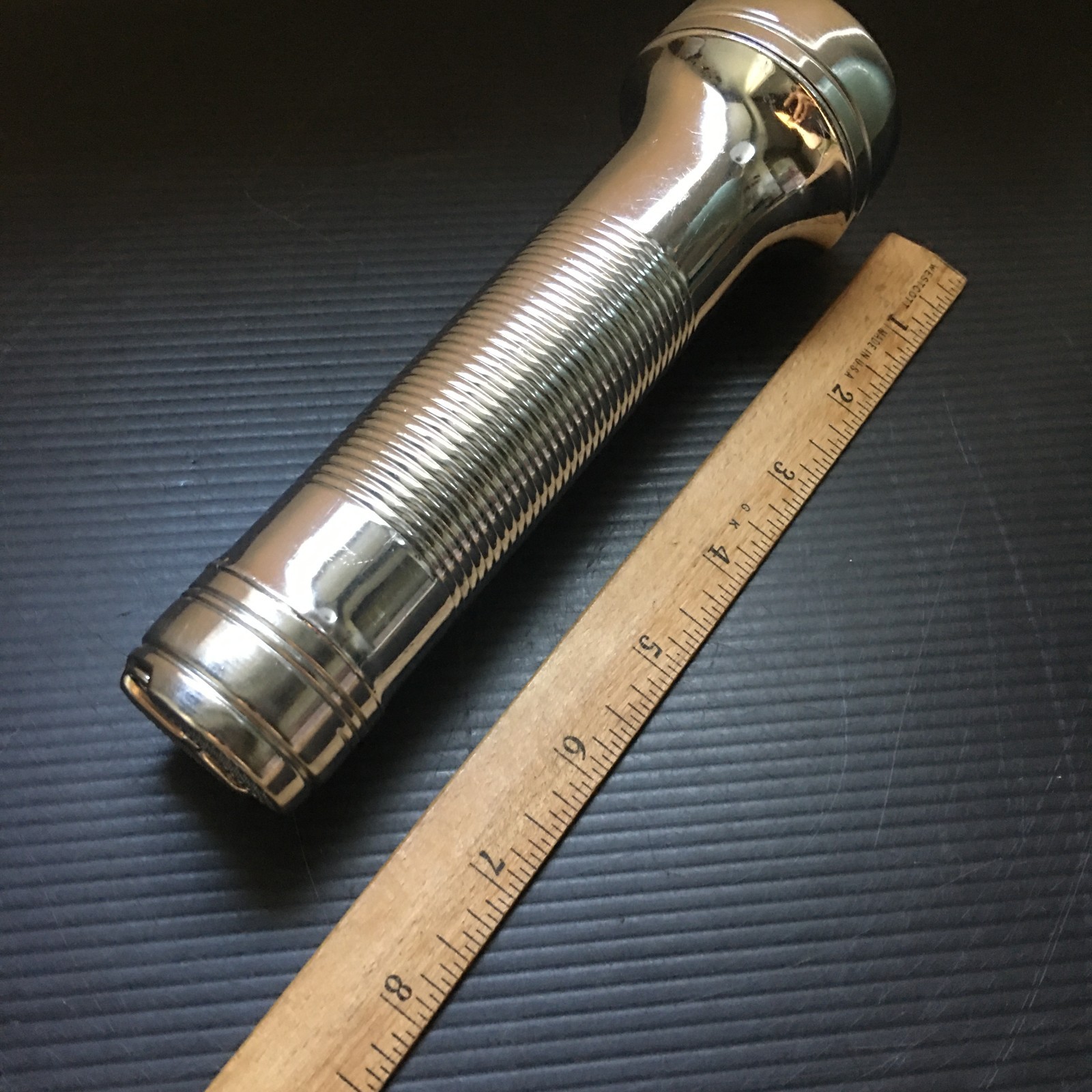 Vintage LEO Classic Chrome-Plated Metal Flashlight with Knurled Grip 7.25″L
