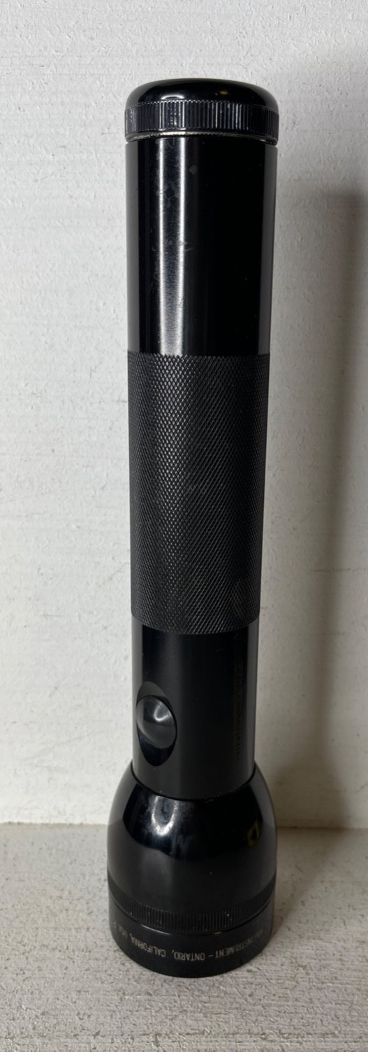 Vintage MAG-LITE Flashlight USA Black 10″ Extra Bulb Included GREAT
