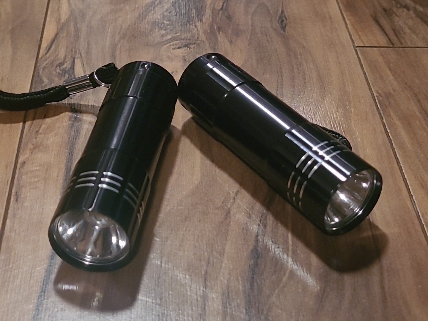 BRAND NEW X2 1 BULB LED FLASHLIGHTS (batteries included) Great Gift