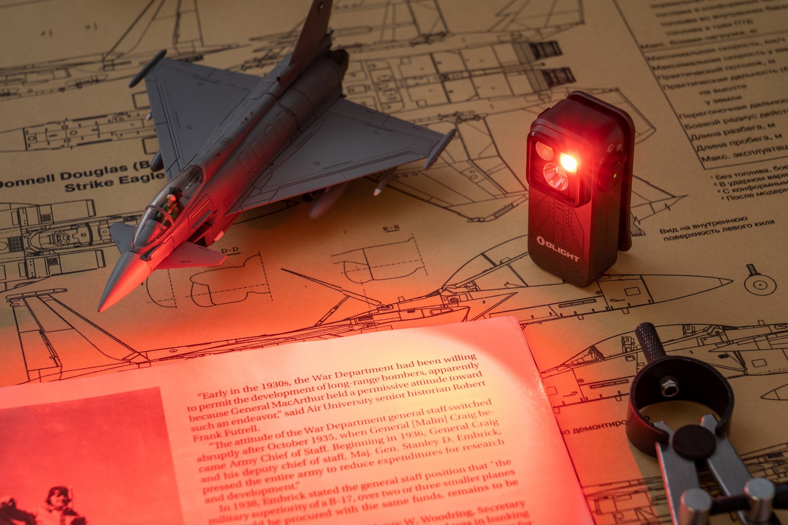 Olight Oclip Pro Phantom Squadron Flashlight, Flood/Spot/Red Light, 500 Lum