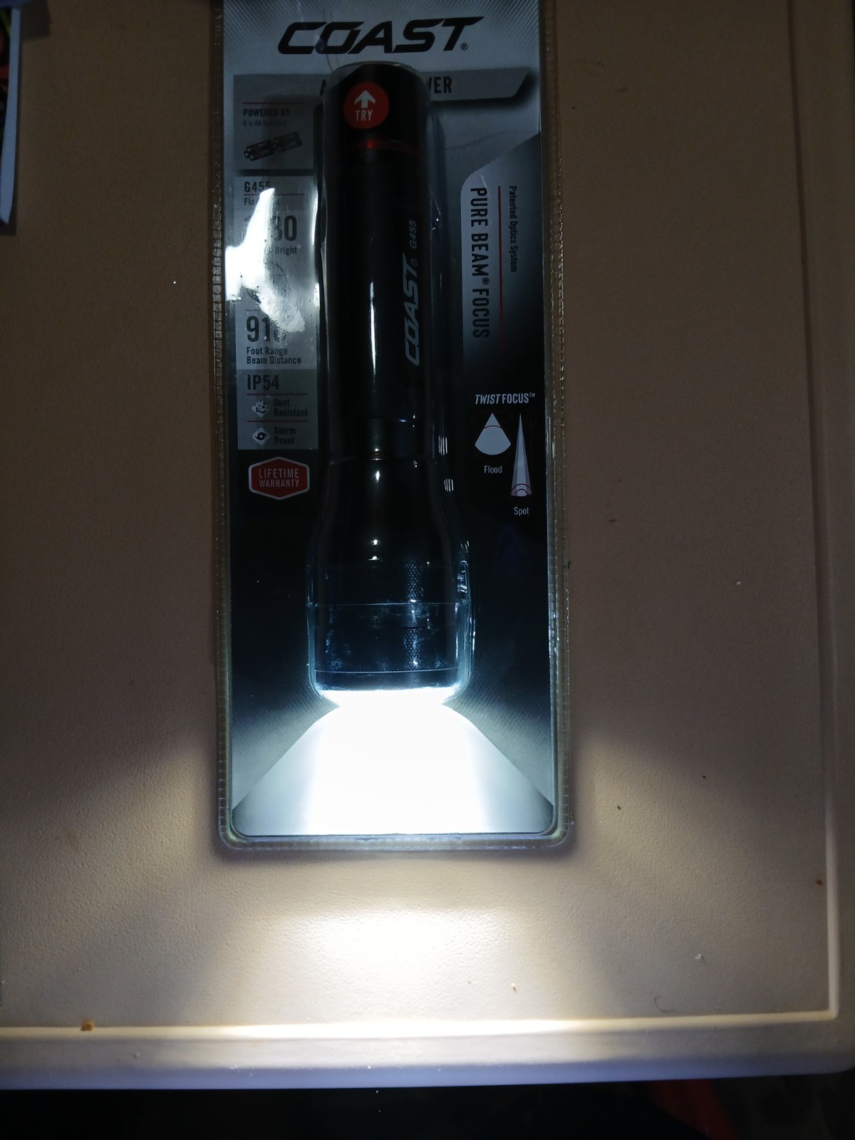 Brand New Coast G455 Bright LED Flashlight 1630 Lumens w/ Batteries Focus Beam