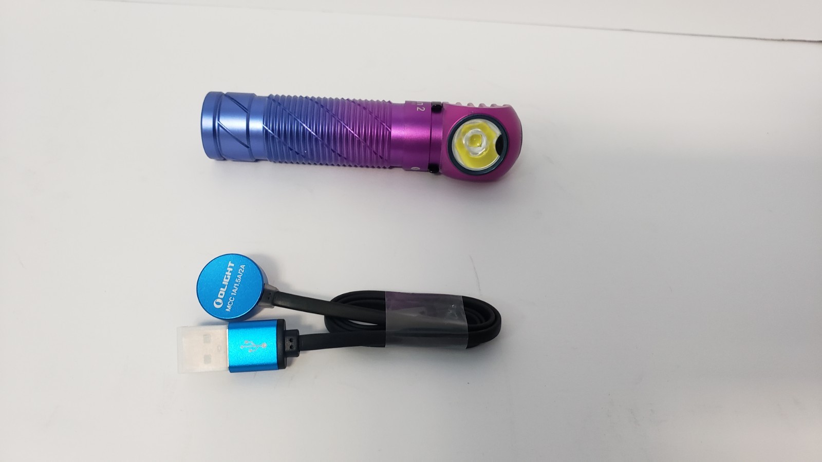 OlightPerun2 (Limited Edt. Purple)Flashlight and charge cable only.good cond.
