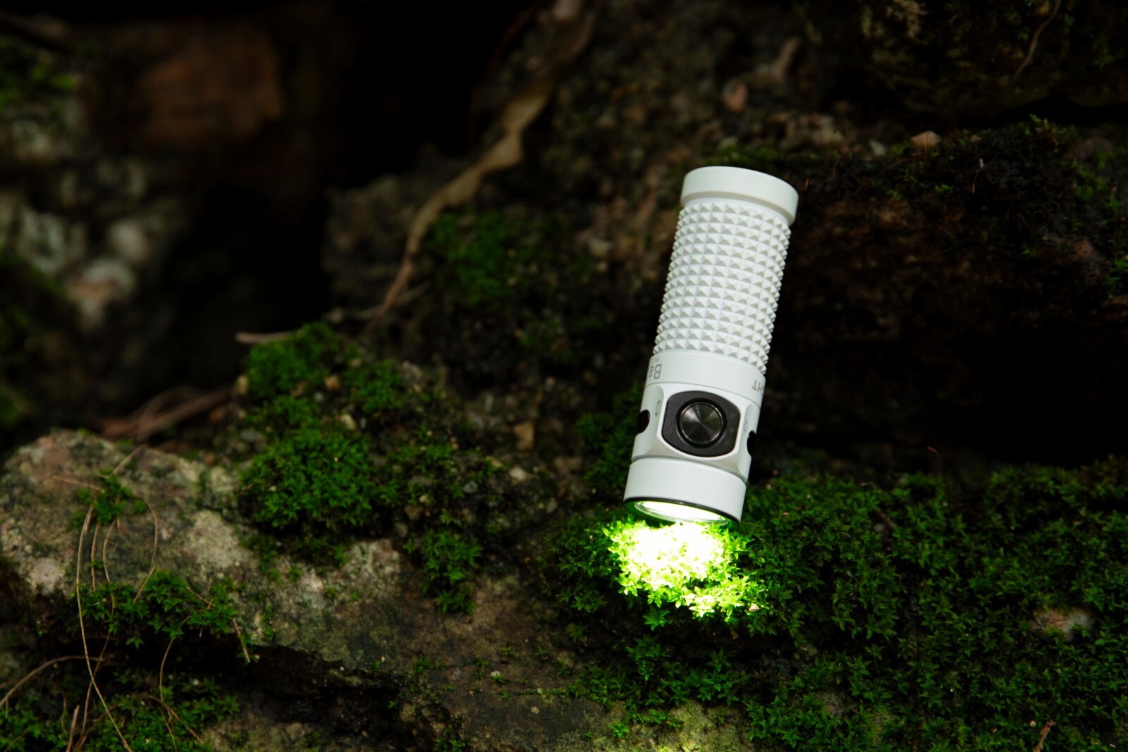 Olight Baton 4 Premium White Flashlight w/Charging Case & I1R 2 EOS Desert Tan