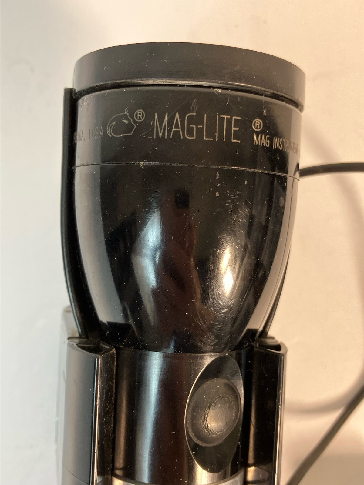 MAGLITE RECHARGEABLE Flashlight MAG Wall Mount Charger ARXX025 – Weak Battery