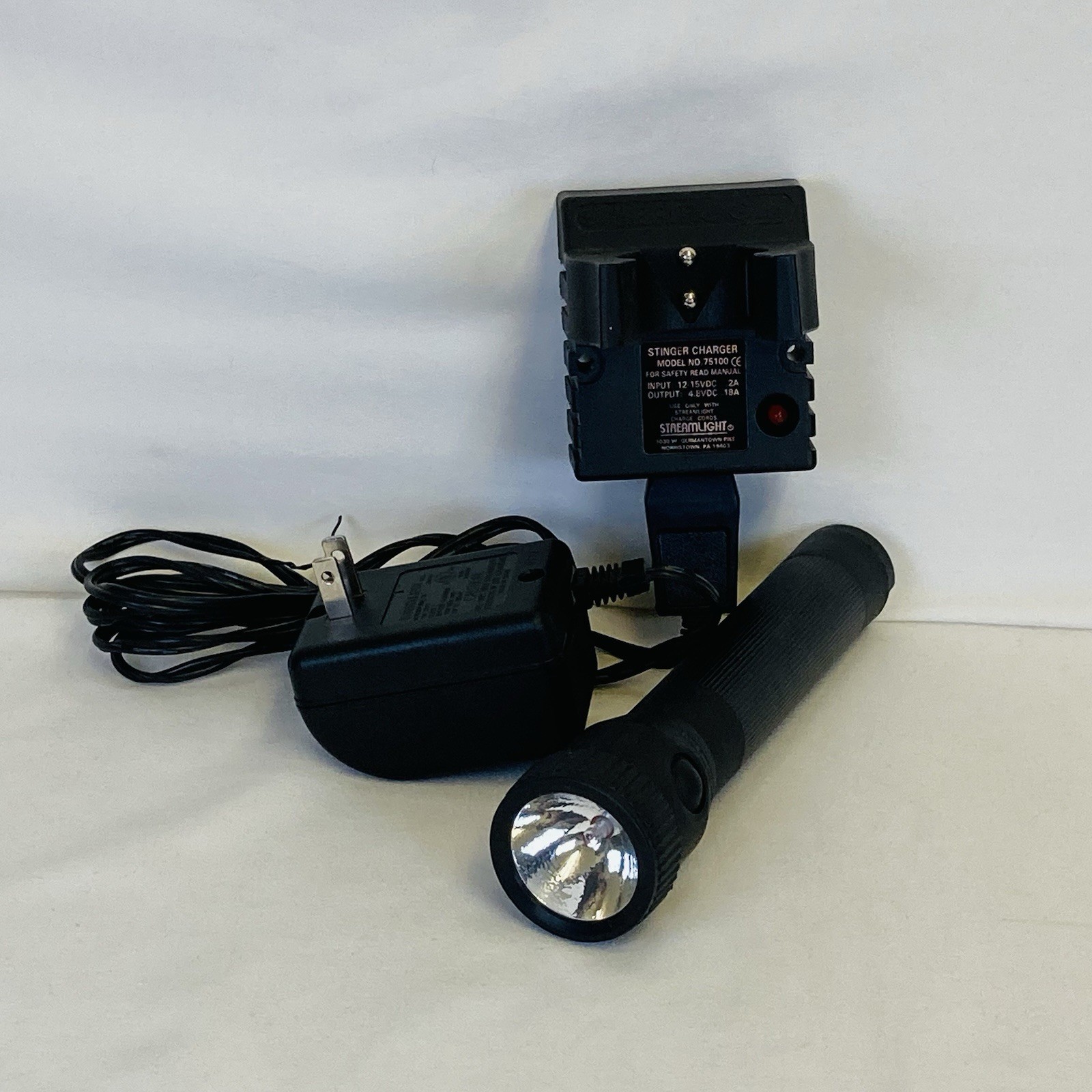 STREAMLIGHT Stinger Flashlight and 75100Charger/Wall Bracket – Tested and Works